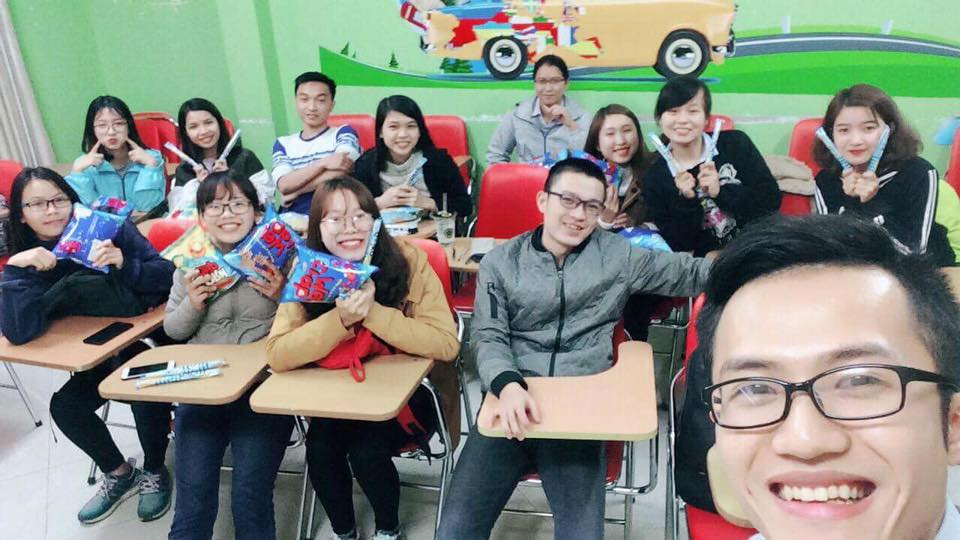 Quỳnh Anh và các bạn trong lớp luyện thi toeic tại Ms Hoa toeic